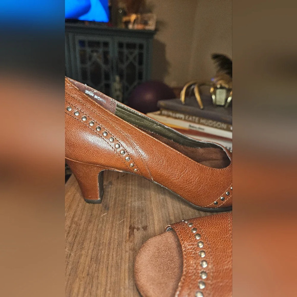 AEROSOLES Cognac brown leather open toe pumps. Gold studs. Size 7.5 - Picture 5 of 10